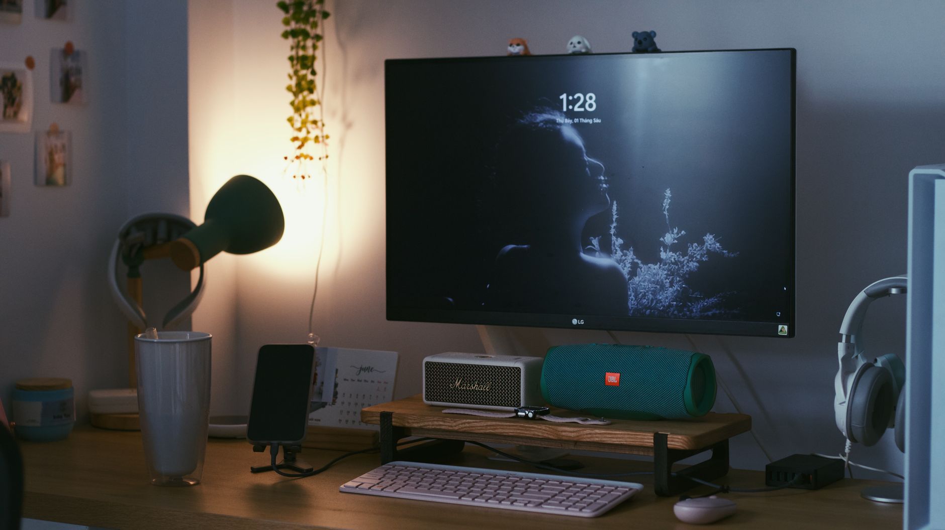 Escritorio de oficina en casa con ordenador y accesorios, listo para editar vídeo.