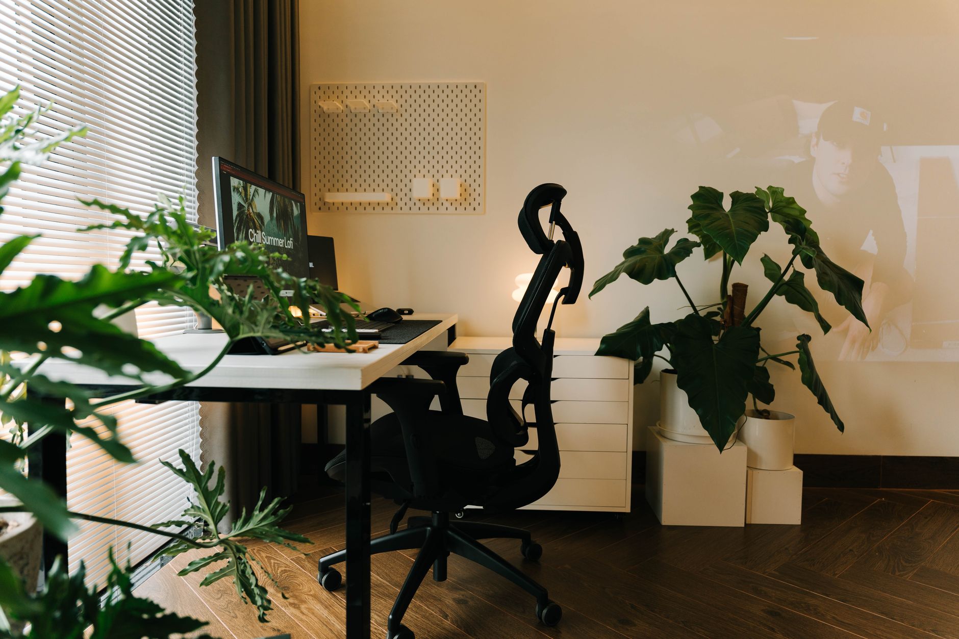 Silla ergonómica y plantas en una oficina en casa preparada para trabajar con comodidad.
